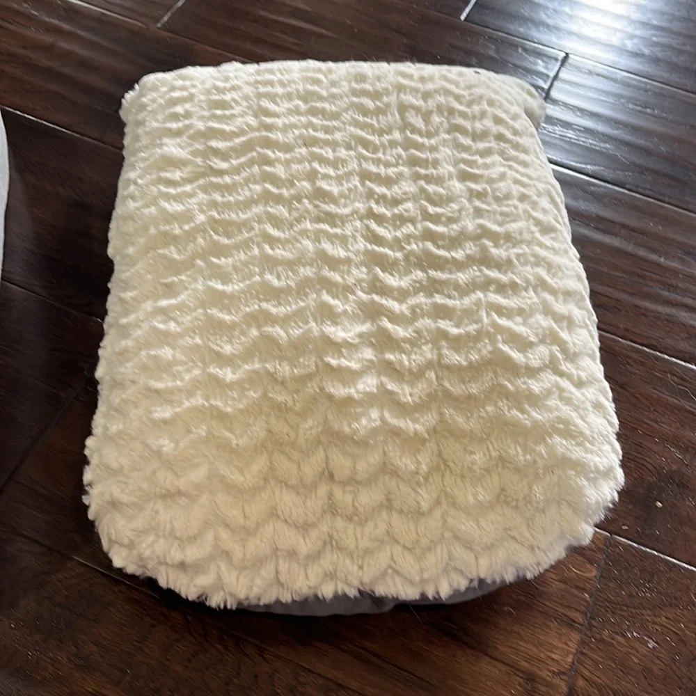 Like new pet bed with soft furry lining and removable pillow